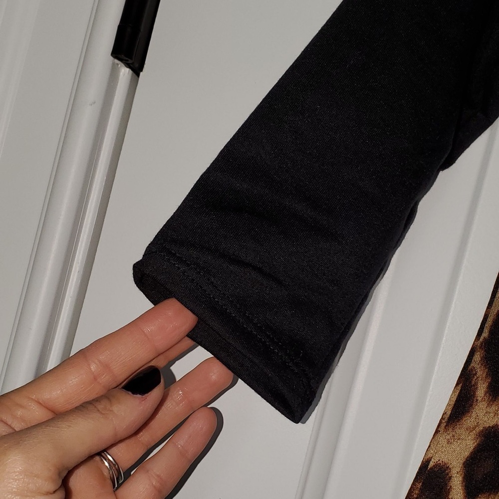 ❄️WINTER SALE❄️ Animal print 3/4 sleeve top - Picture 5 of 6